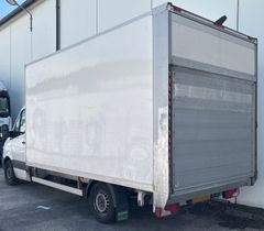 Den slitna lastbilen saknade firmabeteckningar vilket gjorde att tullinspektörerna vid Öresundsbron blev misstänksamma.