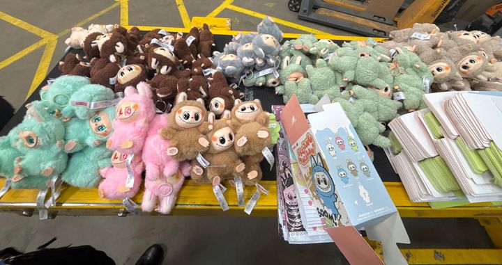 Tullverket har hittills i år stoppat över 5 300 piratkopierade Labubu-dockor. Kemikalieinspektionens analys visar att fem av sju testade dockor innehöll stora mängder av det förbjudna ämnet DEHP. Halterna var i vissa fall upp till 250 gånger högre än det tillåtna värdet på 0,1 viktprocent.