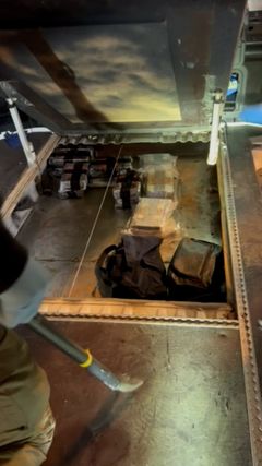 Tullen öppnar det dolda utrymmet i den vita skåpbilen. OBS! Videograb.