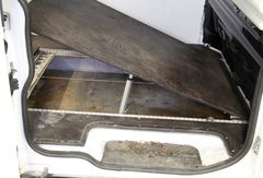 Lönnutrymmet i den vita skåpbilen där tullpersonalen hittade 40 kilo kokain.