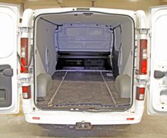 Den vita skåpbilen innan locket till golvgömman bröts upp.