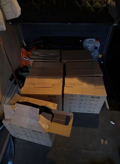 Flyttlådorna i skåpbilen.