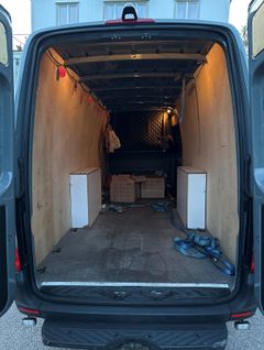 Längst in i skåpbilen fanns sju flyttlådor med sammanlagt 140 kilo kokain.