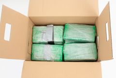Innehållet i en av flyttlådorna - inplastade paket med kokain.