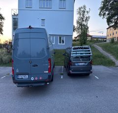 Skåpbilen och husbilen som tullkriminalen gjorde tillslag mot utanför vandrarhemmet i Ljungskile.