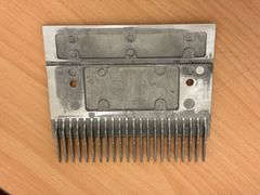 Baksidan på den kopierade rulltrappsdetaljen med falsk företagslogotyp.