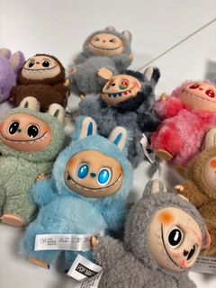 Kopior av monsterdockan Labubu som i tester visat sig innehålla höga halter av hormonstörande ämnen.