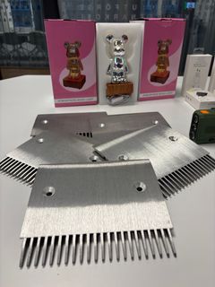 Fem av de 20 falska monteringsdelar till rulltrappor som stoppades i början av året.