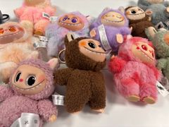 Mängder av falska monsterdockor som kan vara farliga för både små och stora.