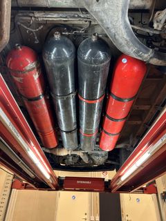 De fyra gastankarna innan de öppnades av tullinspektörerna.