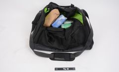 Vid ett tillslag i juni mot två fordon i Ljungskile hittade tullkriminalen 170 kilo av kokainet som misstänks ha hämtats med hjälp av undervattenfarkoster. Här en bild på en sportbag med kokain som hittatdes i en av bilarna.