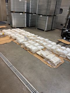 Tulltjänstemän stoppade den 28 februari 2025 en slovensk dragbil med trailer i Norra hamnen. Under en last med metall hittades 351 kilo amfetamin, nio kilo heroin och tre kilo kokain.