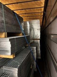 Den tunga lasten med metalltrall hindrade inte tullinspektörerna. De lastade ur metallen, öppnade trailerns golv och upptäckte 363 kilo tung narkotika