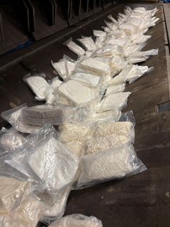 I trailerns golvvagga fanns det 339 paket med 363 kilo narkotika. Se även videoklippet: Trailernark. Nerladdningslänk: https://share.mediaflow.com/sv/?QJPEJAGU9Y