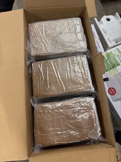 En av de falska vitvarukartongerna som innehöll paket med heroin. Se även videoklippet: ”Öppning av falska paket”. Nedladdningslänk: https://share.mediaflow.com/sv/?SHPE3AFUCM