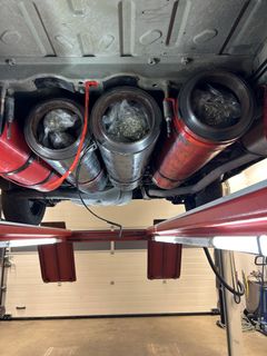 Tre av bilens fyra gastankar var fyllda med narkotika. Se även videoklippet: ”Cannabis i gastuber”. Nedladdningslänk: https://share.mediaflow.com/sv/?QJPEJAGU9Y