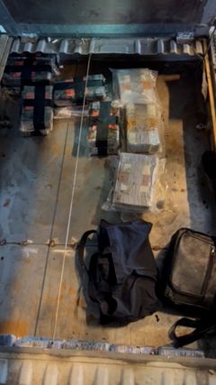 Gömman i den vita skåpbilen innehöll 40 kilo kokain. Se även videoklippet: ”Kokaingömma i vit skåpbil”. Nerladdningslänk: https://share.mediaflow.com/sv/?JWPEQAZUC2