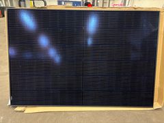 Solpanelerna var tillverkade i Kina men hade fraktats via Los Angeles till New York där de sedan flögs till Frankfurt för vidare transport med lastbil till Arlanda.