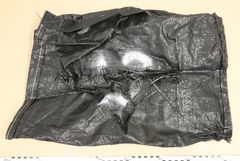 En av de svarta säckar som hittades i lägenheten i Malmö där nästan 232 kilo kokain togs i beslag.