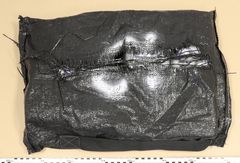 Svart säck som packats med 14 stycken kokainpaket. Bild från rekonstruktion.