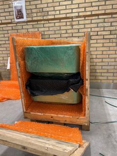 De två borden var staplade på varandra i en träbox.