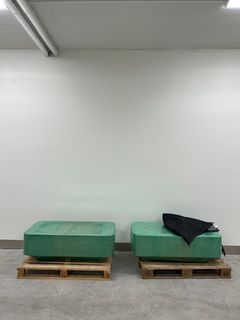 De två inplastade borden innan öppning.