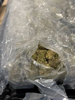 Närbild på en av de 36 påsarna med cannabis.