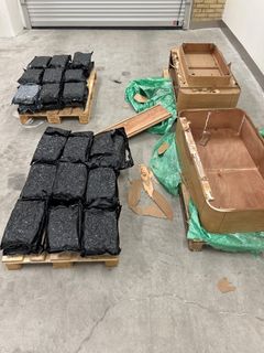 Båda borden med sitt innehåll.