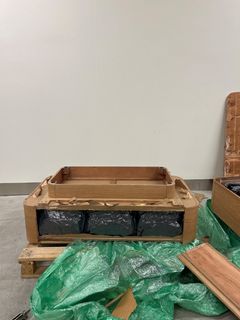 På bord 2 öppnade tullinspektörerna långsidan.