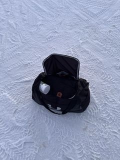 Den svarta sportbagen som mannen släppte när han flydde från tullinspektörerna.