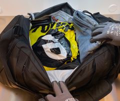 Sportbagen undersöks av tullpersonal.