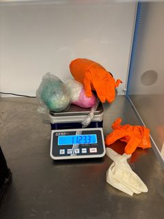 Ett kilo metamfetamin låg gömt i bilens batteri och var paketerat i kondomer och plasthandskar. Foto: Tullverket.