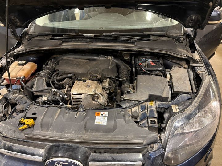 I ett manipulerat bilbatteri i bilens motorrum doldes 1 kilo metamfetamin. Foto: Tullverket.