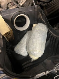 I bilens luftburk gömdes två paket med sammanlagt 600 gram opium. Foto: Tullverket.