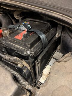 Ett manipulerat bilbatteri var gömma för 1 kilo metamfetamin. Foto: Tullverket.