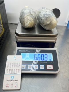 I bilens luftburk gömdes två paket med opium. Foto: Tullverket.