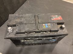 Inuti ett manipulerat bilbatteri smugglades 1 kilo metamfetamin väl gömt. Foto: Tullverket.