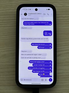 En chattkonversation: "I bland helt lagliga paket". "I bland blir paketen tagna av tullen. Men händer ej ofta 50/50". Foto: Tullverket.