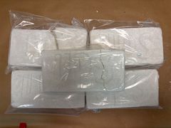 Fem kilo kokain som efter labbanalys visade sig ha en halt på 82-85 procent kokainhydroklorid med ett gatupris på nästan 4,8 miljoner kronor.