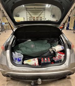 Under en grön jacka doldes en sportbag med narkotikaklassade tabletter. Foto: Tullverket.
