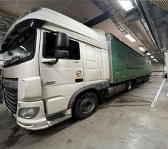 I lastbilstrailern smugglades 210 kilo cannabisharts till ett värde av 25 miljoner kronor bland det legala godset. Foto: Tullverket.