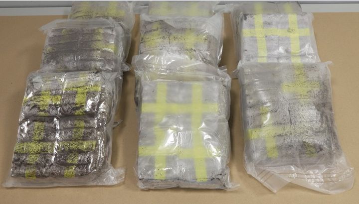 Cannabisharts för 25 miljoner kronor smugglades i trailer. Bilden visar delar av beslaget. Foto: Tullverket.