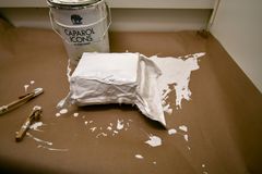Paketetet får ligga och torka så det ska bli lättare att knacka bort färgen.