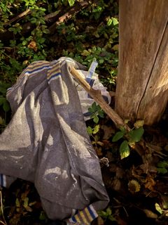 Säcken med 100 stycken cannabiskakor låg gömd under en filt.