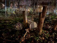I ett skogsparti i Solna hittade tulltjänstemännen en säck med 100 paket cannabisharts. Den 41-årige hantverkaren misstänks ha lämnat säcken som ett så kallat ”dead drop”, ett sätt att slippa möta personer fysiskt vid överlämnande av narkotika.