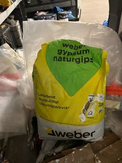 I firmabilen fanns en påse med gips som innehöll cannabispaket på tillsammans drygt 1 kilo.