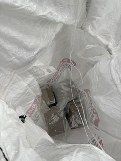 Säcken i skogen med 100 paket cannabis hade en sammanlagd vikt på 9,53 kilo.