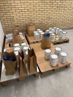 Hela beslaget i firmabilen. Färgburkar, plastsäckar och en påse med gips. Totalt bestod beslaget av 180 stycken kakor  cannabisharts med en nettovikt på 17,3 kilo.