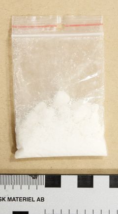Den misstänkta kvinnan gömde en plastpåse med amfetamin i bysthållaren.