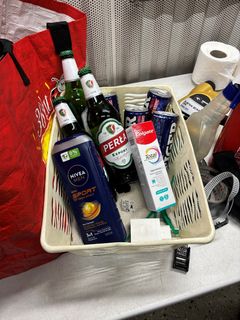 Plastbacken med dryckesflaskor i bagageutrymmet dolde verktyg.